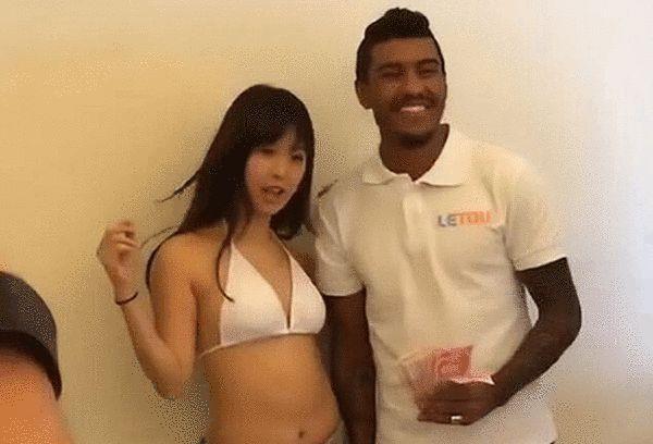 艾玛·罗伯茨家暴事件后上封面 大谈与男友感情 2013-07-19 22岁的好莱坞“四小花旦”之一艾玛·罗伯茨,最近因为对男友伊万·彼得斯实施暴力行为而受到关注,就在这时候,她登上了时尚杂志封面,还在接受采访时大谈与男友伊万·彼得斯的关系。